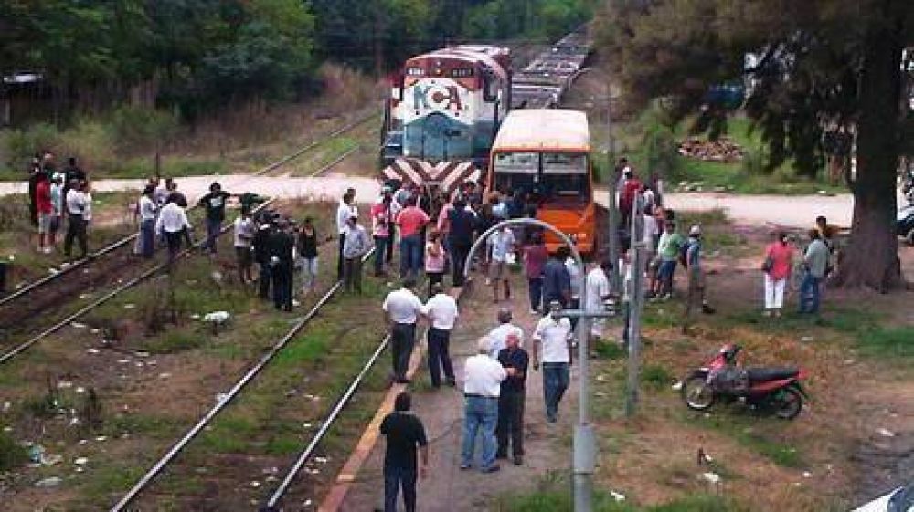 Un tren choc� a un micro escolar cerca de Campana
