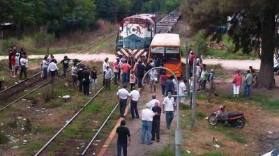 Un tren choc� a un micro escolar cerca de Campana