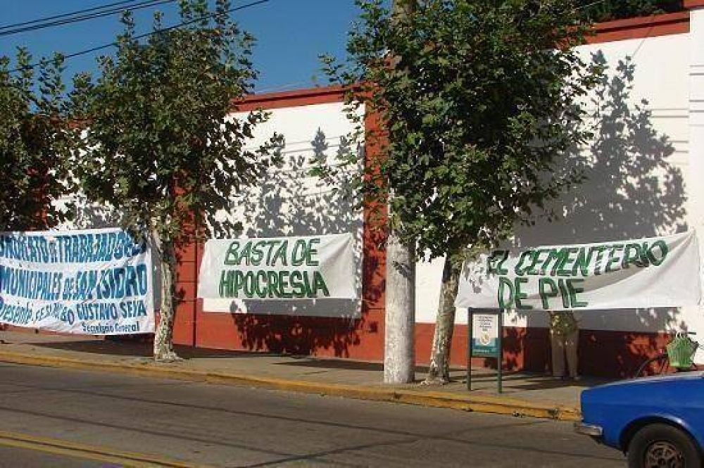 Empleados del cementerio municipal de San Fernando en pie de lucha