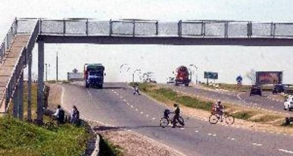 La tormenta volte� un puente peatonal sobre la autopista Rosario-C�rdoba