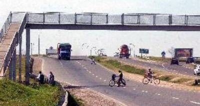 La tormenta volte� un puente peatonal sobre la autopista Rosario-C�rdoba