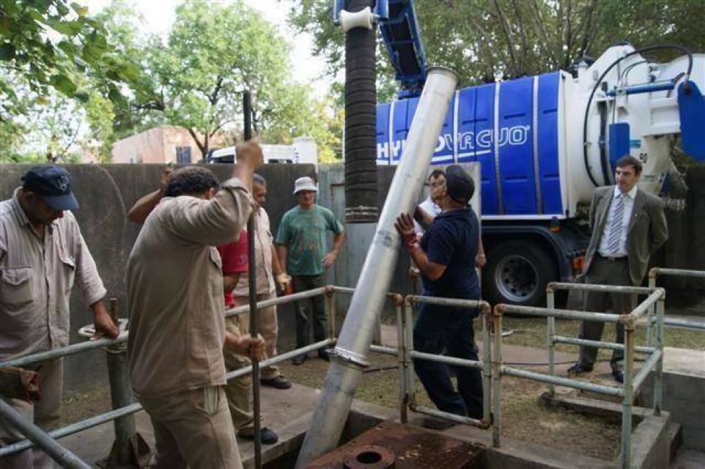 LUJ�N - EL INTENDENTE SUPERVISO EN PERSONA LAS OBRAS DE LIMPIEZA DE LA RED CLOACAL DEL BARRIO EL QUINTO