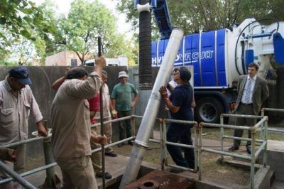 LUJ�N - EL INTENDENTE SUPERVISO EN PERSONA LAS OBRAS DE LIMPIEZA DE LA RED CLOACAL DEL BARRIO EL QUINTO