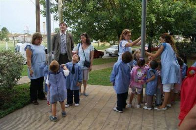 LUJ�N - OSCAR LUCIANI DIO POR INICIADAS LAS CLASES EN EL JARDIN DE INFANTES N� 920 DEL BARRIO EL TREBOL Y EN LA E.S.B N� 14