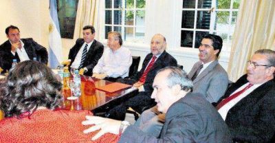 M�s gobernadores se alejan de Kirchner al hacer campa�a