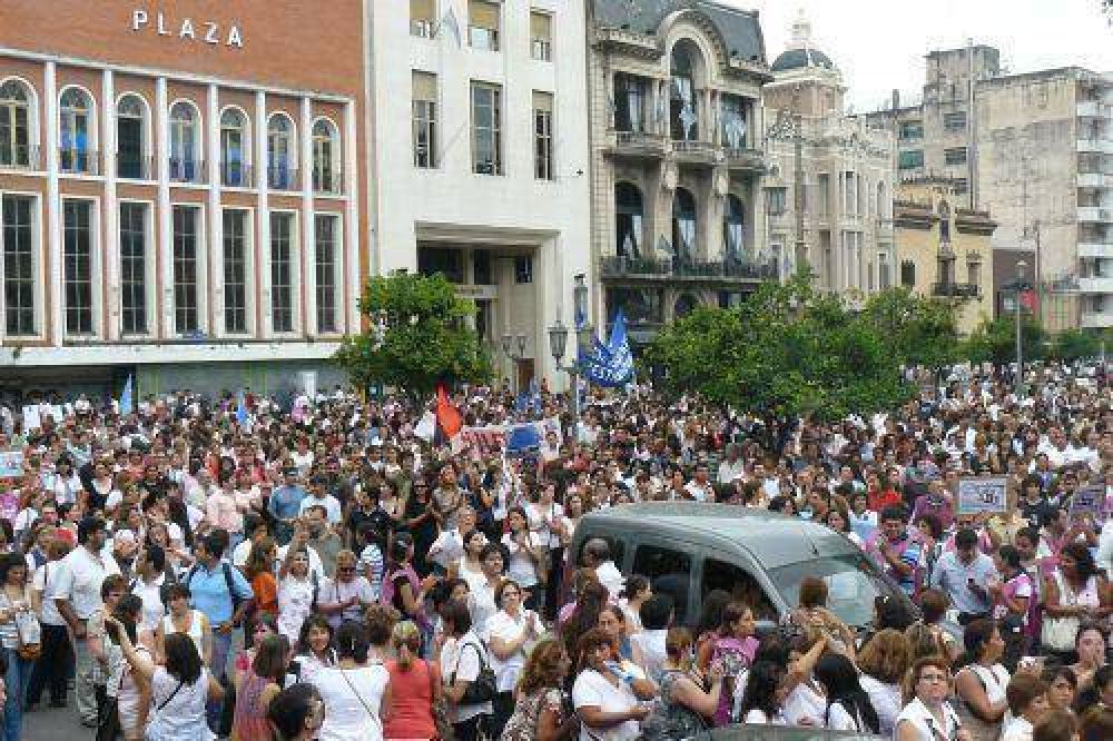 Miles de docentes marcharon en Tucum�n