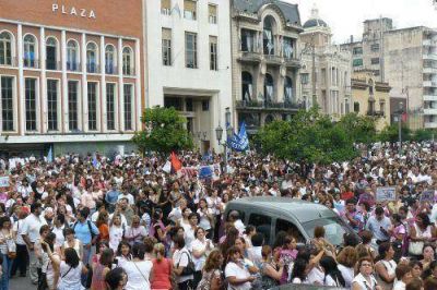 Miles de docentes marcharon en Tucum�n