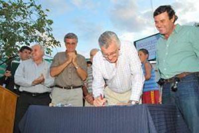 Firman convenio de obra de repavimentaci�n