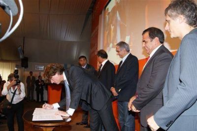 LUJ�N - EL INTENDENTE JUNTO AL GOBERNADOR SCIOLI EN LA FIRMA DEL CONVENIO GRUPO BANCO PROVINCIA Y MUNICIPIOS POR EL MEDIO AMBIENTE