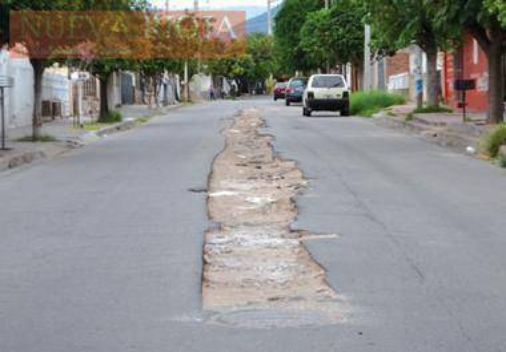 Los baches dificultan el trabajo de los taxistas