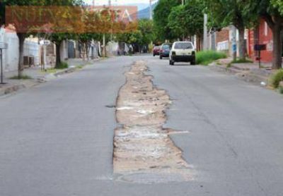 Los baches dificultan el trabajo de los taxistas