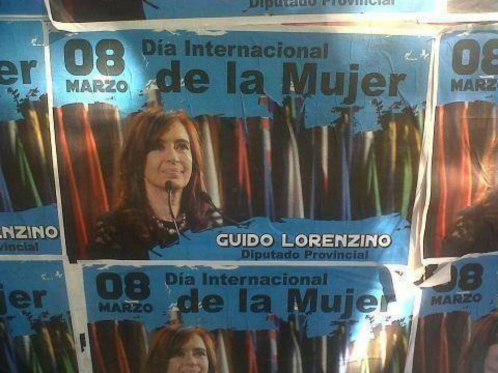 Lorenzino empapel� el distrito con afiches por el D�a de la Mujer
