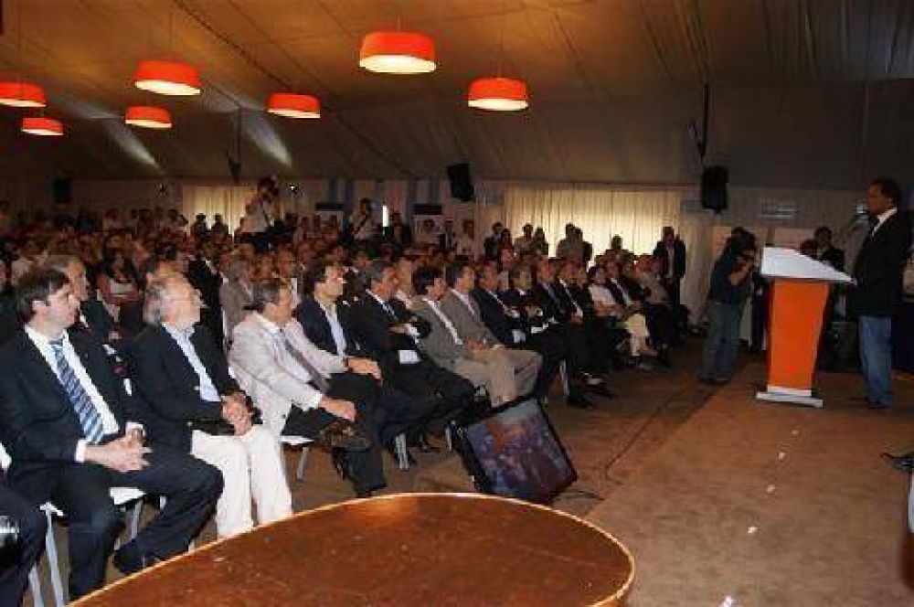 Luj�n y la provincia firmaron un convenio para incorporar tecnolog�a para proteger el medioambiente