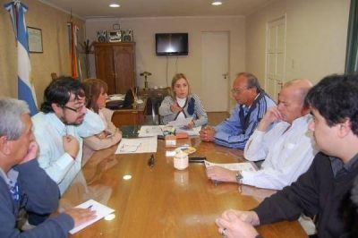 Taxistas plantean ante el Concejo elevar la tarifa un 25% durante el a�o