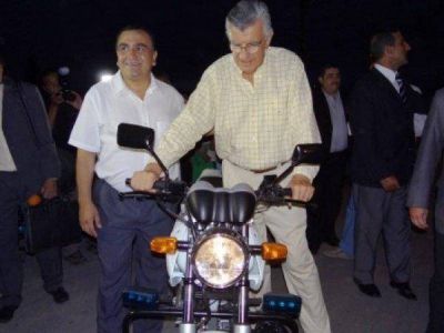El intendente de Caucete y el gobernador Gioja entregaron motos a dos agentes de la Polic�a
