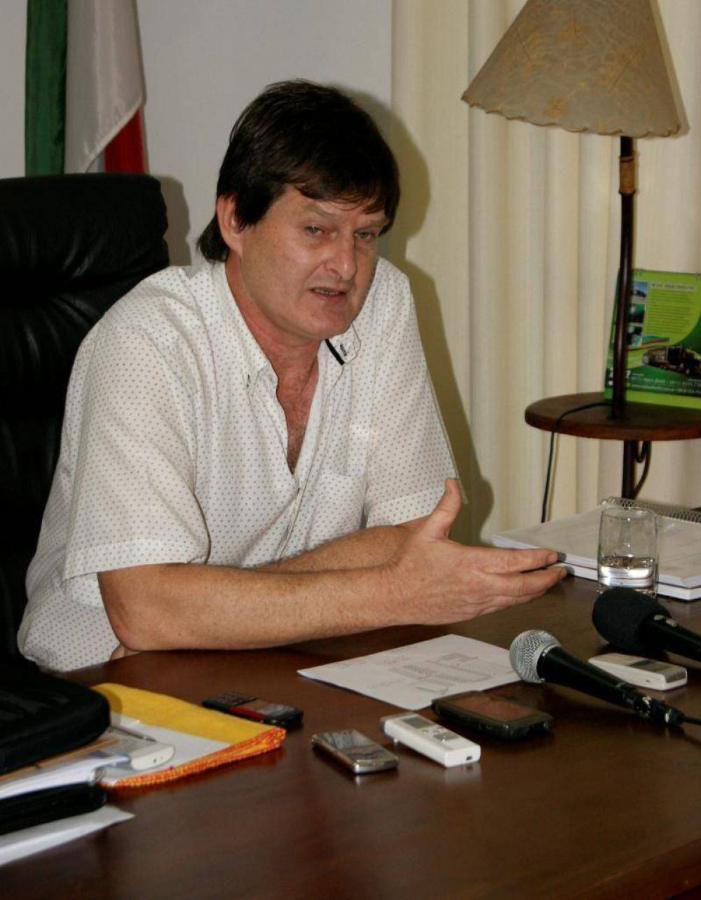 Intendente de Los Helechos se baj� el sueldo para aumentarle a empleados