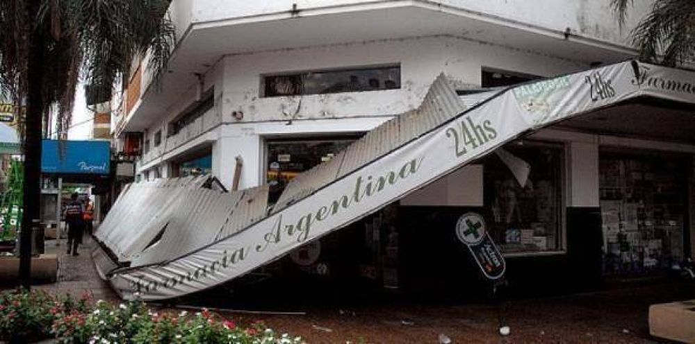 La tormenta logr� desplomar la carteler�a de la Farmacia Argentina