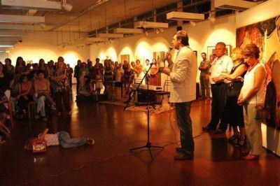 LUJ�N - EL JEFE COMUNAL DIO POR INAUGURADO EL MURAL �MUCHACHAS OJOS DE PAPEL� DEL MUSEO DE BELLAS ARTES