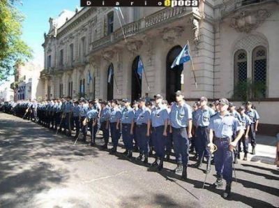 Colombi firm� decreto de ascenso policial