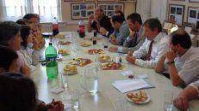 El Municipio solicit� al ministro Monz� apoyo para apicultores y fondos para la producci�n l�ctea y ganadera.
