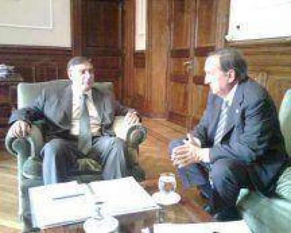 Lunghi pidi� m�s efectivos y m�viles para la polic�a local.