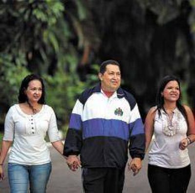 Ch�vez camina con apoyo familiar