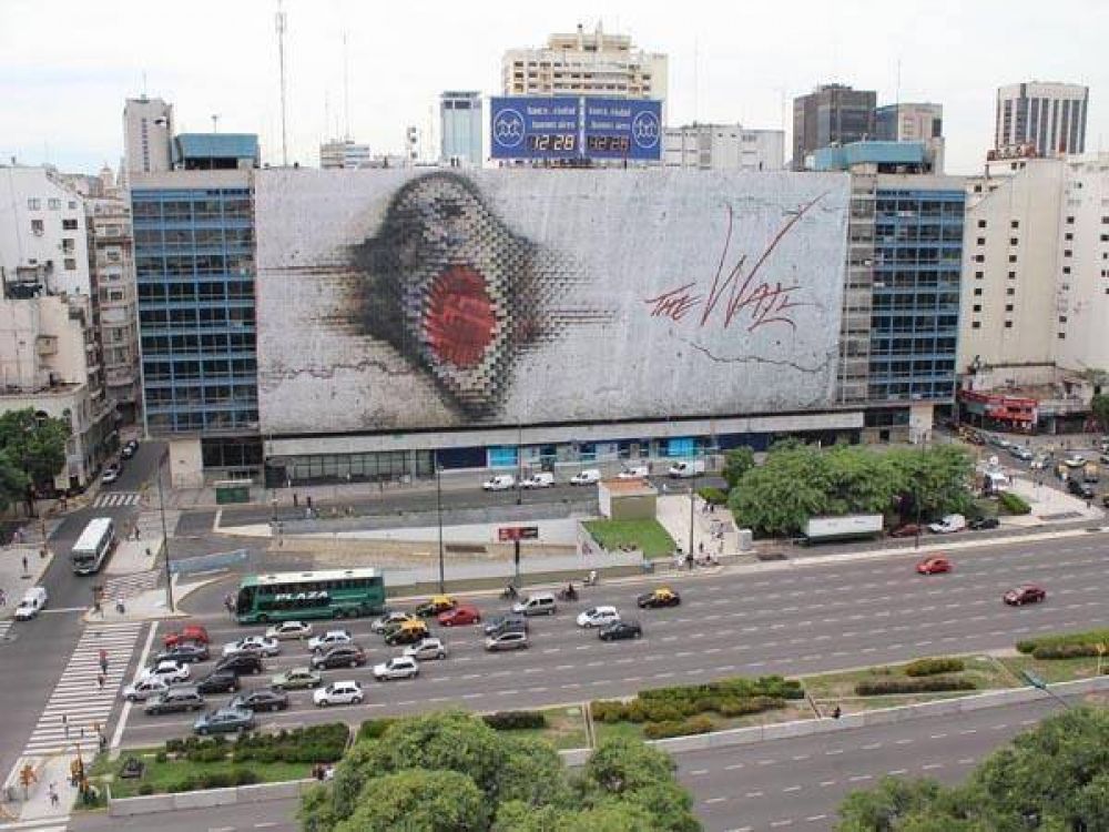 La Ciudad celebra la visita de Waters con una gigantograf�a en la 9 de Julio