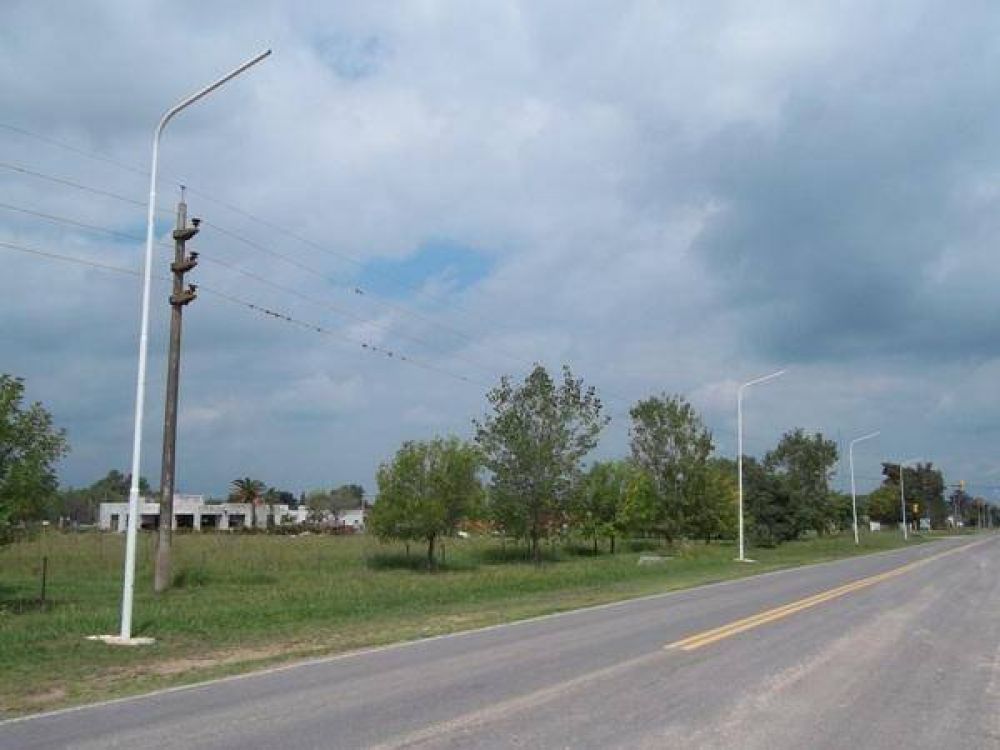 Sobre Ruta 41 desde su intersecci�n con Carrasco: Ya colocaron cuatro columnas de iluminaci�n