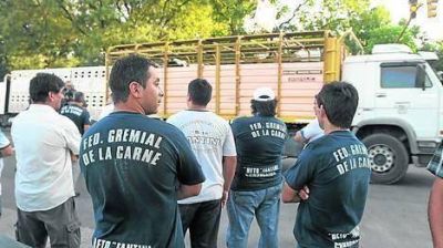 El gremio bloquea el ingreso de hacienda al Mercado de Liniers