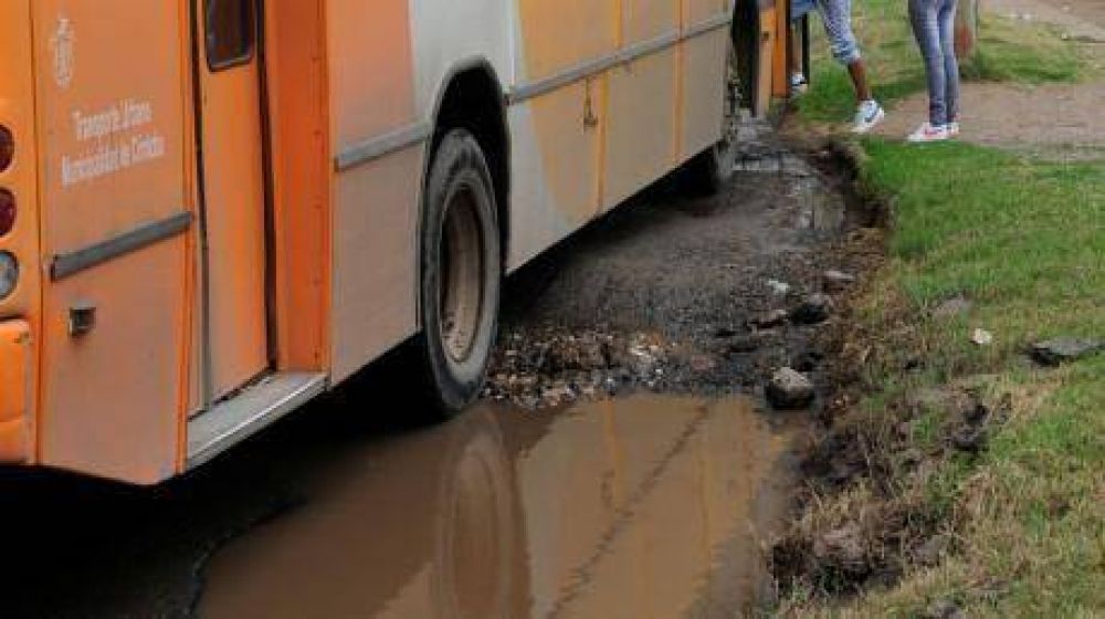 Los bondis juegan a esquivar los baches