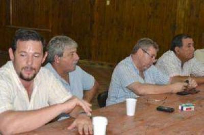Eduardo Buzzi en la termal, con Federaci�n Agraria dividida, entre pintadas y enojos