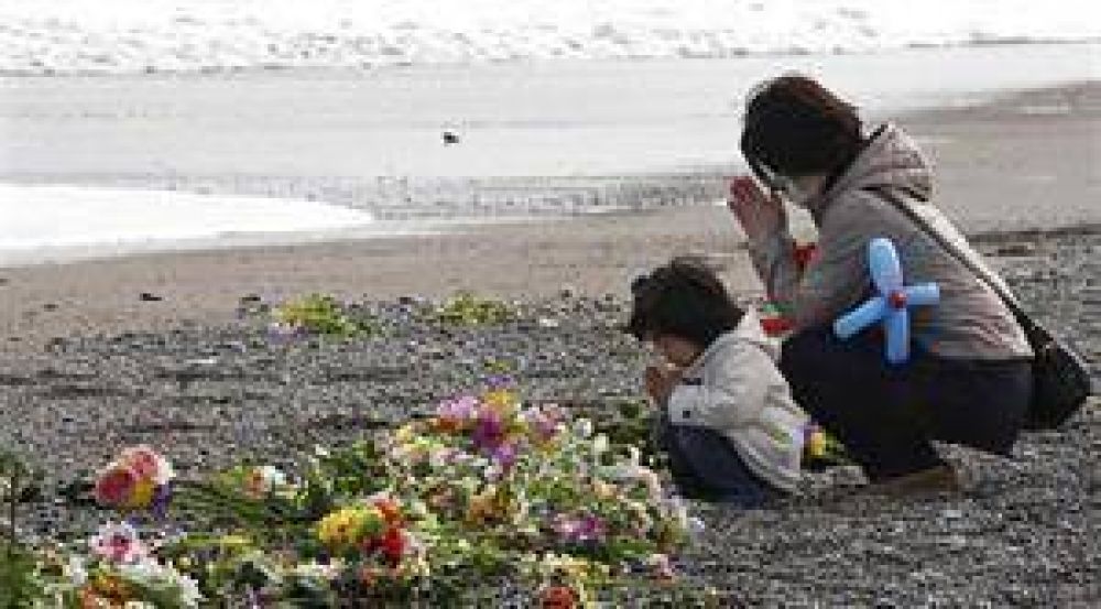 A un a�o del tsunami, Jap�n se paraliz� por el dolor y el enojo