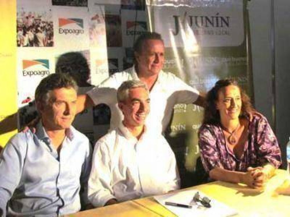  Con elogios rec�procos y pidiendo mayor convivencia y menos agravios, Mauricio Macri y Mario Meoni firmaron convenios