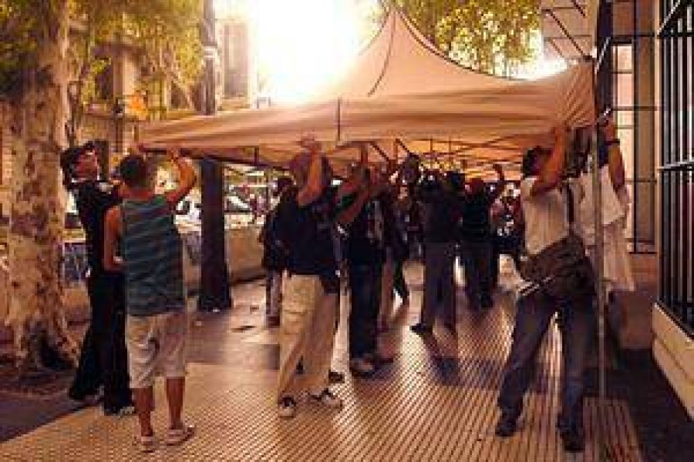 Gremios docentes arman una carpa blanca contra Macri