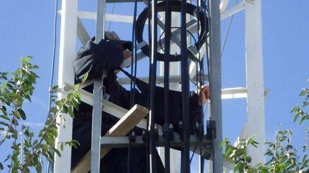 Por subsidios, se treparon a una antena