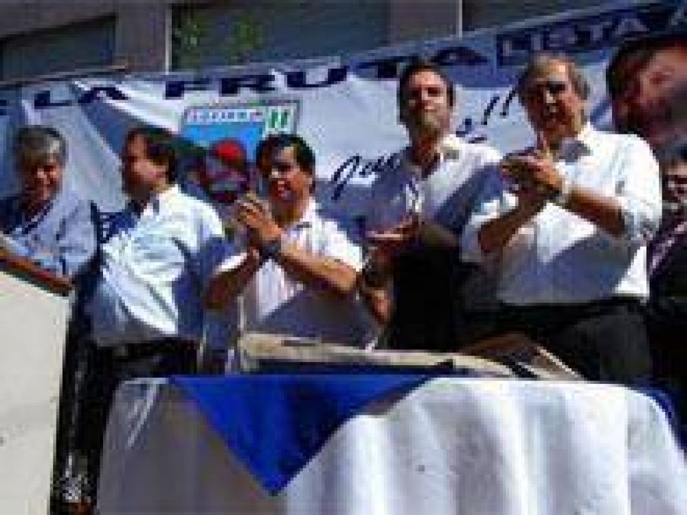 Gobierno y sindicato de la fruta firman convenio para construcci�n de viviendas