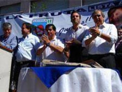 Gobierno y sindicato de la fruta firman convenio para construcci�n de viviendas