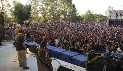 M�s de 40 mil personas disfrutaron del 2� festival de Reggae en Lan�s