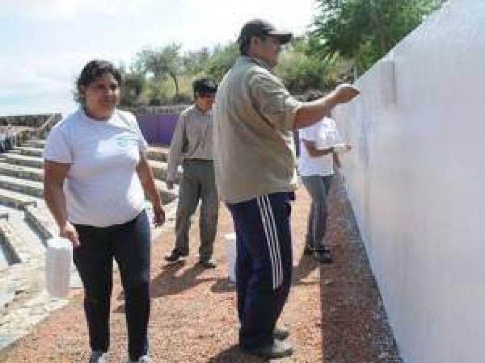 Trabajadores de Inclusi�n Social restauran la Plaza del Cerro