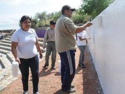 Trabajadores de Inclusi�n Social restauran la Plaza del Cerro