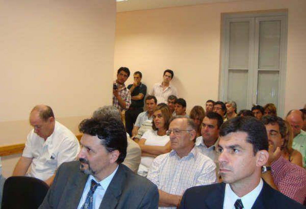 �Investiga M�s� present� informes sobre el Hospital local.