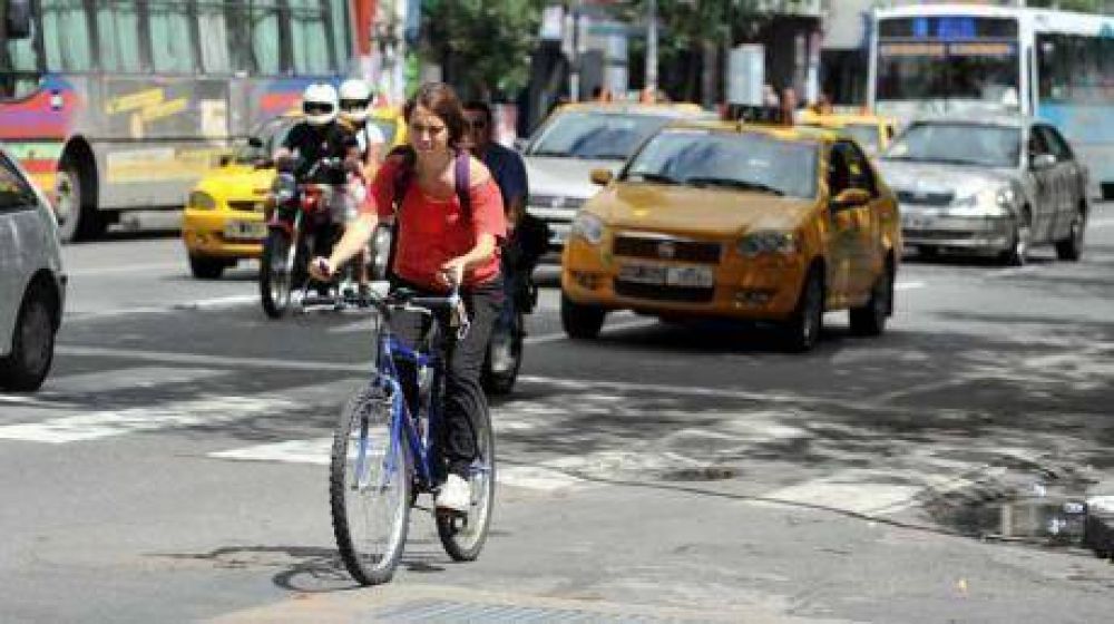 Motos meten ruido y exigen sendas propias