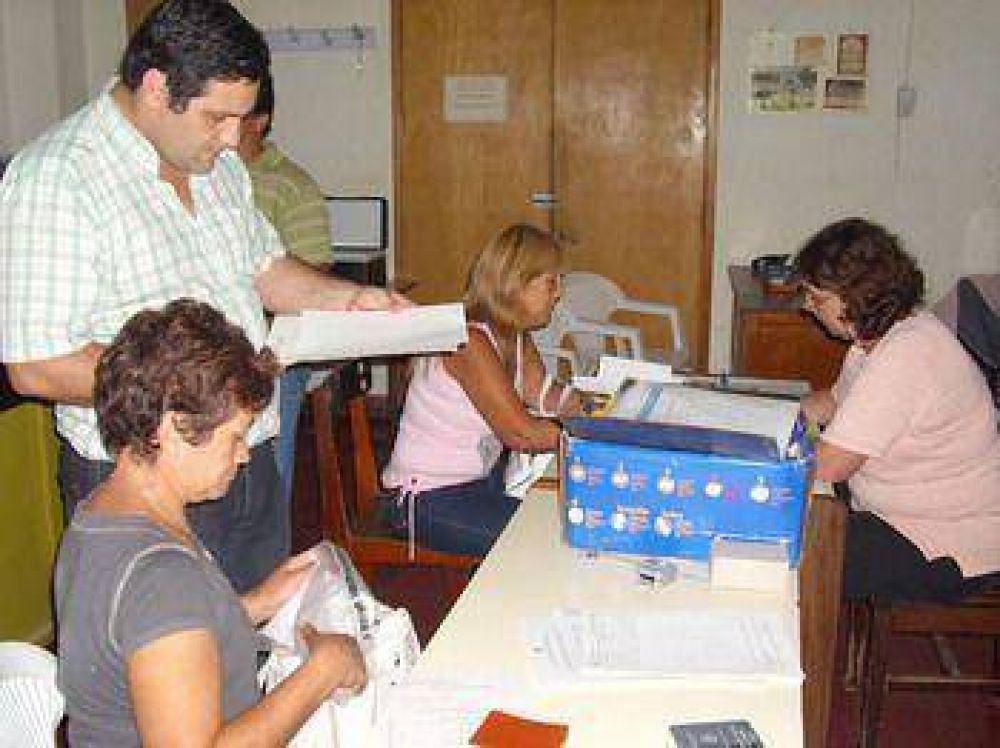 Asesoran a personas que pueden ser beneficiarias de pensiones nacionales.
