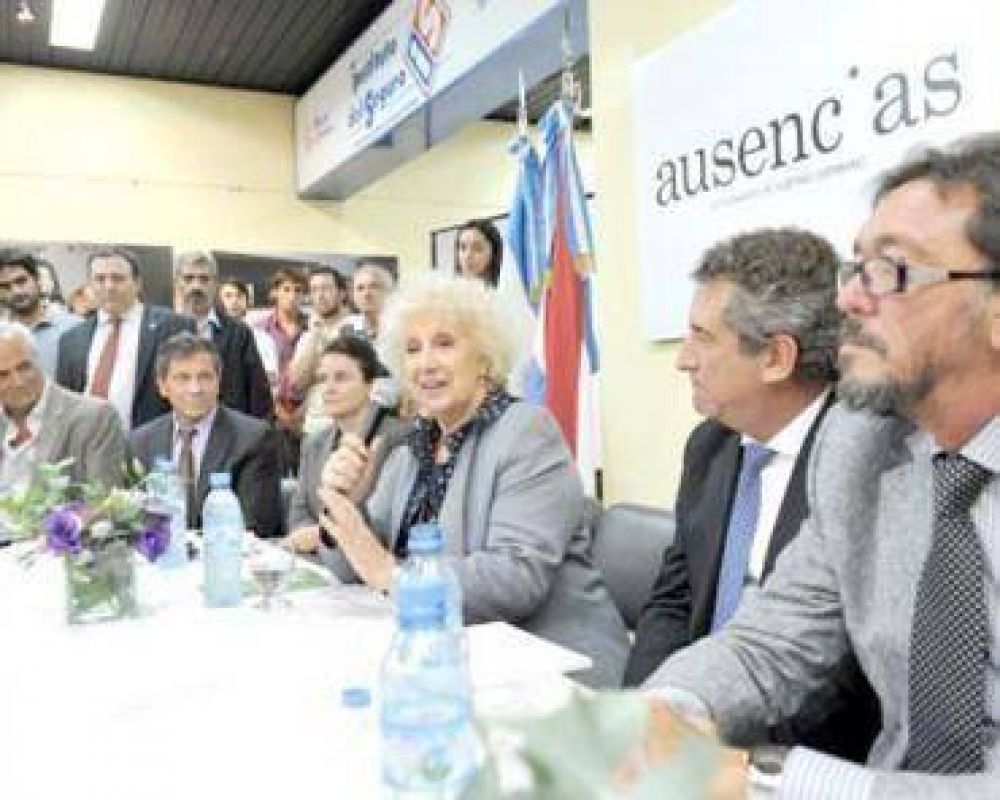 Emotiva inauguraci�n de la muestra fotogr�fica �Ausencias�