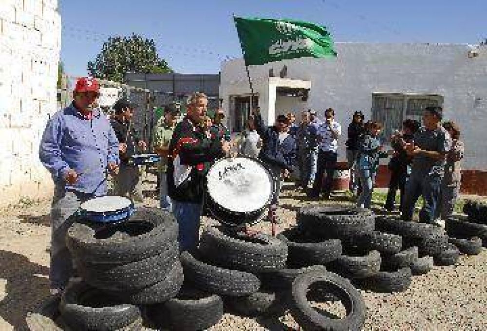Senillosa: municipales bloquean corral�n en reclamo de aumento