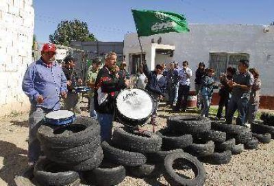 Senillosa: municipales bloquean corral�n en reclamo de aumento