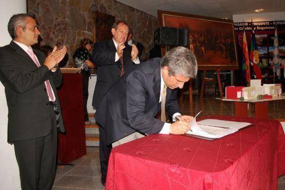 El Gobernador preadjudic� 114 viviendas en el interior y entreg� m�s planes Solidaridad