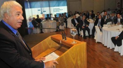 De la Sota admite que est� limitado entre gremios y la deuda nacional