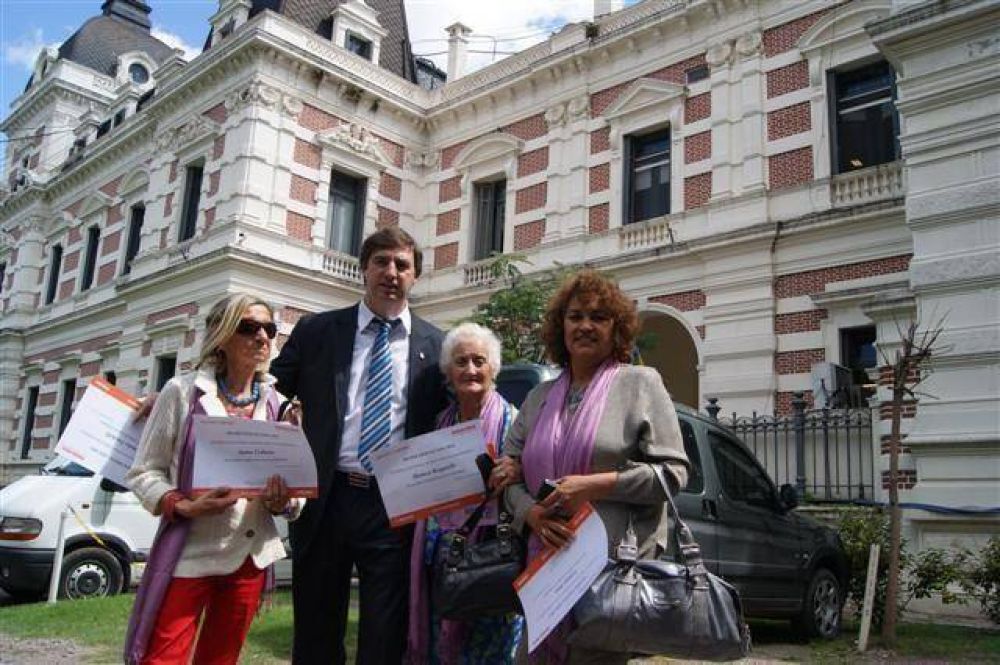 LUJ�N - EL INTENDENTE ENTREG� EN LA PLATA MENCIONES ESPECIALES A TRES MUJERES LUJANENSES POR SU LABOR Y DEDICACION