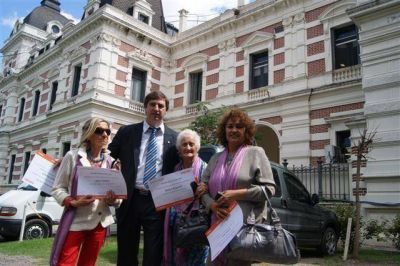 LUJ�N - EL INTENDENTE ENTREG� EN LA PLATA MENCIONES ESPECIALES A TRES MUJERES LUJANENSES POR SU LABOR Y DEDICACION